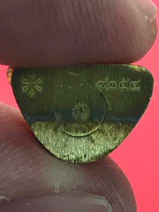 เซียนแปะโรงสี อาจารย์โง้วกิมโคย รุ่นฟ้าประทานพร พิธีวัดศาลเจ้า เนื้อทองระฆังโบราณ เลข 9054ขนาด 2 ซม.