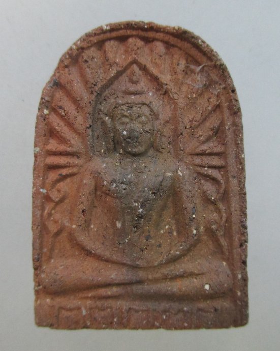 ๒๐ พระซุ้มกอเนื้อดินหลังยันต์