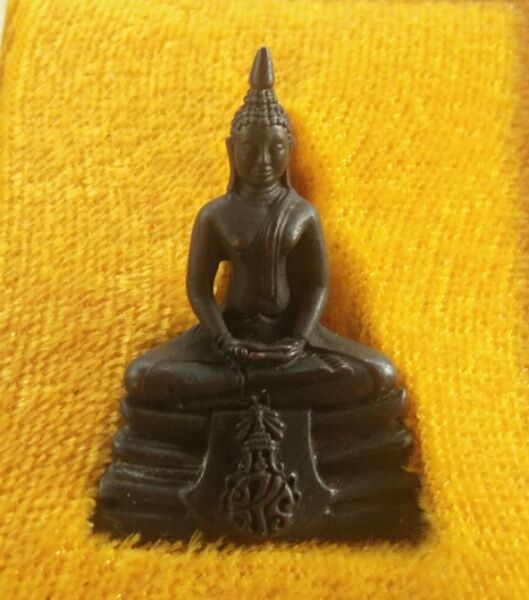 หลวงพ่อโสธรรุ่นย้อนยุคสร้างพระอุโบสถ จัดสร้างโดยสมาคมชาวฉะเชิงเทราสวยๆพร้อมกล่องปี40ครับ