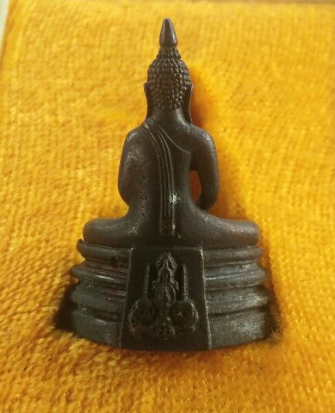 หลวงพ่อโสธรรุ่นย้อนยุคสร้างพระอุโบสถ จัดสร้างโดยสมาคมชาวฉะเชิงเทราสวยๆพร้อมกล่องปี40ครับ