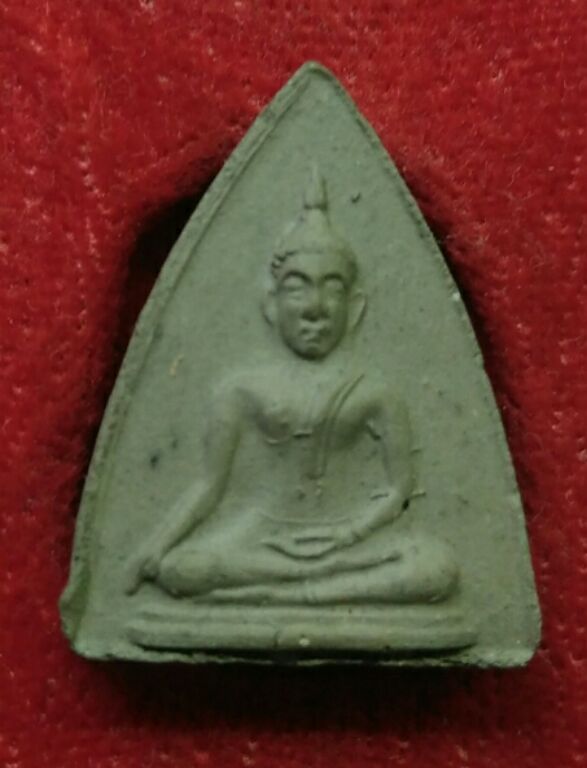 พระพุทธชินราชใบเสมาพิธีมหาจักรพรรดิ์ปี15สวยๆพร้อมกล่องครับ