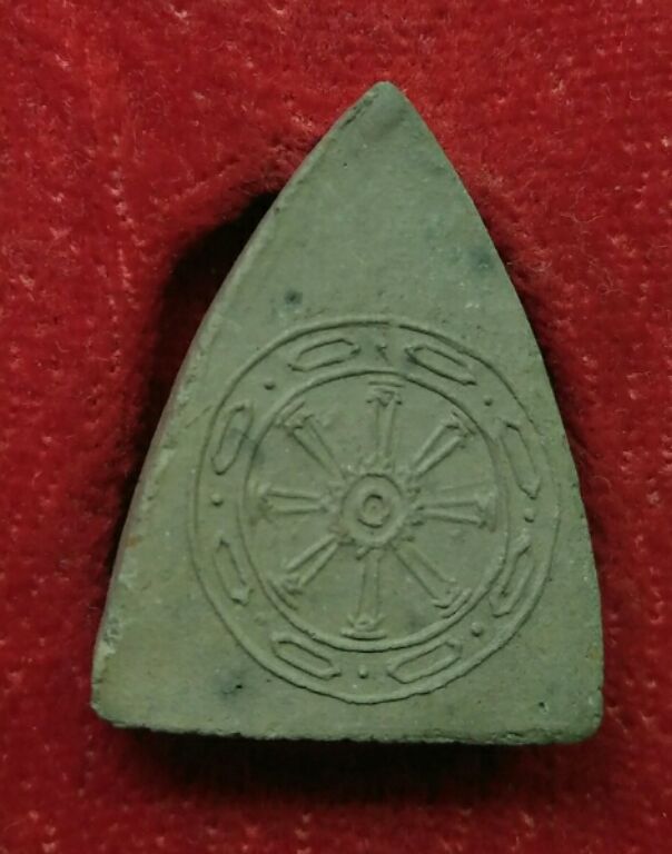 พระพุทธชินราชใบเสมาพิธีมหาจักรพรรดิ์ปี15สวยๆพร้อมกล่องครับ