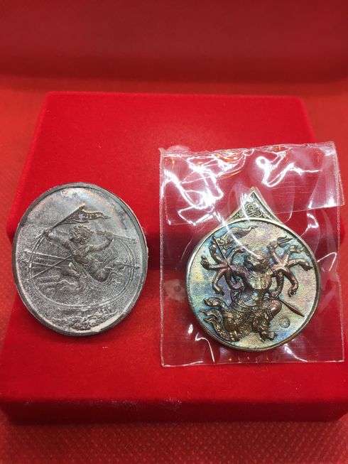 เหรียญหนุมานเชิญธง นวะหลวงพ่อตี๋ วัดหูช้าง นนทบุรี และ เหรียญหล่อหนุมาน วัดบรมวงศ์ อยุธยา