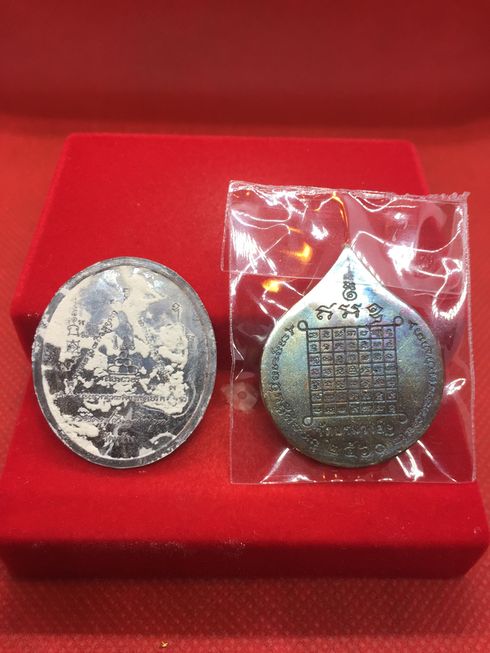 เหรียญหนุมานเชิญธง นวะหลวงพ่อตี๋ วัดหูช้าง นนทบุรี และ เหรียญหล่อหนุมาน วัดบรมวงศ์ อยุธยา