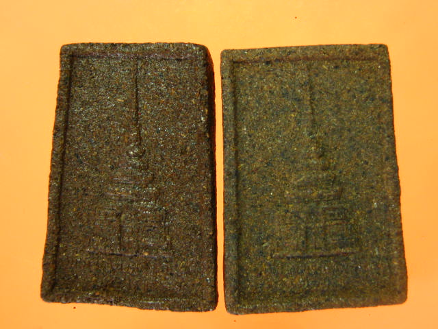 พระสมเด็จพระธาตุอุโมงค ์ หลวงคำพันธ์ปลุกเสก ปี 43 เนื้อชานหมาก.....2 องค์ 