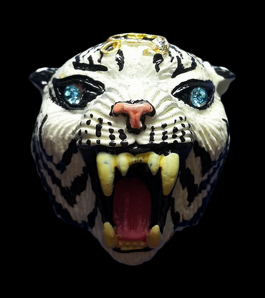 เสือมหาอำนาจ หลวงพ่อเปิ่น วัดบางพระ จ.นครปฐม รุ่น บูชาครู ปี52 เนื้อโลหะเพ้นท์สีขาว 