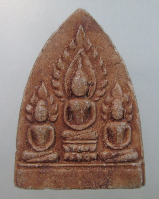 ๒๐ พระสามเนื้อดิน หลังยันต์
