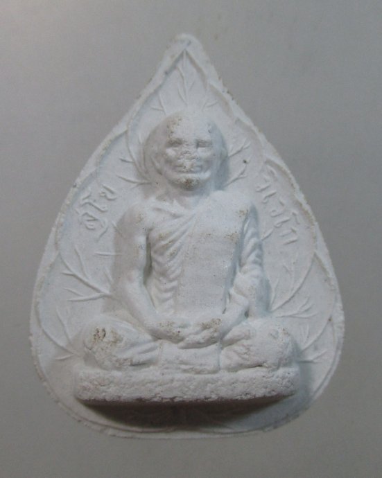 ๒๐ พระผงใบโพธิ์ท่านเจ้าคุณนรฯ ติดจีวร  ยุคหลัง