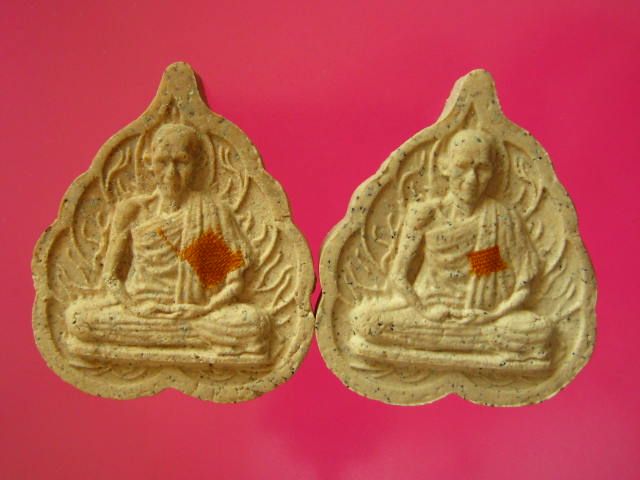 ใบโพธิ์ ปี27 หลวงพ่อเกษม หลังท้าวเวสสุวรรณ (2 องค์)***