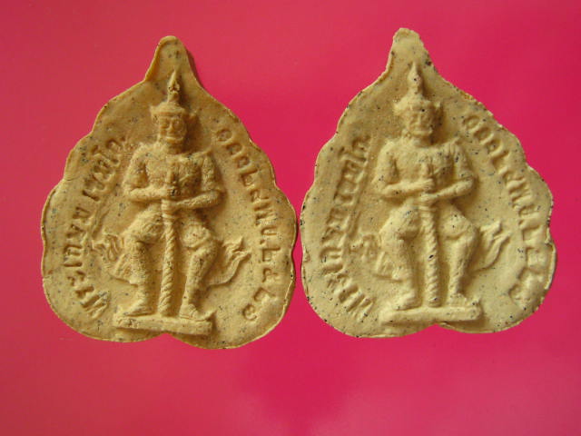 ใบโพธิ์ ปี27 หลวงพ่อเกษม หลังท้าวเวสสุวรรณ (2 องค์)***