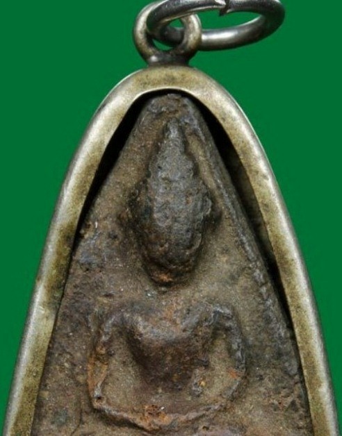 พระร่วงนั่งสมาธิ เนื้อดิน กรุสรรค์บุรี จ.ชัยนาท พระหายาก มีเลี่ยมเก่าและมาพร้อมบัตรรับรอง