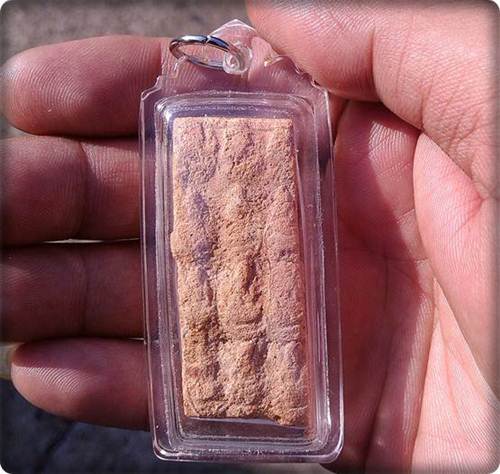 กรุพระนาดูนปี22สภาพสวย1องค์เนื้อหินยอดนิยมตัด12สวยเลี่ยมกันน้ำพร้อมบูชาเก่าถึงยุค1300-1800ปีเนื้อต้อ