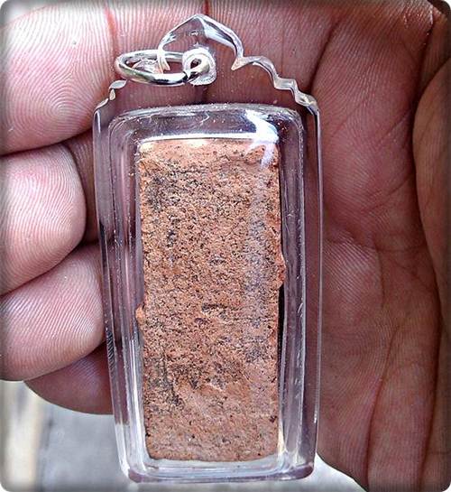 กรุพระนาดูนปี22สภาพสวย1องค์เนื้อหินยอดนิยมตัด12สวยเลี่ยมกันน้ำพร้อมบูชาเก่าถึงยุค1300-1800ปีเนื้อต้อ