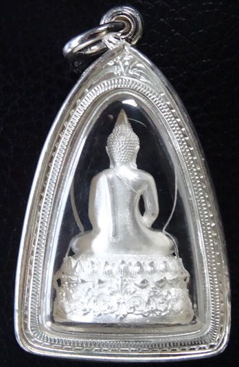 พระกริ่ง 9 ทศวรรษ เนื้อเงิน  No.1019 พร้อมเลื่ยมเงินลงยายกซุ้ม อัดกรอบกันน้ำอย่างดี