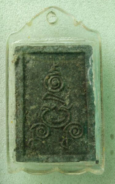 พระสมเด็จพิมพ์ขาโต๊ะเนื้อดำหลังยันต์ปี18สวยๆครับ