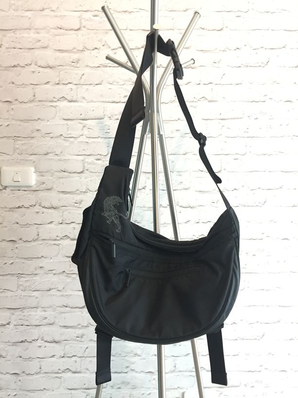 กระเป๋าสะพายข้าง หรือพาดบ่า Onitsuka Tiger สีดำ