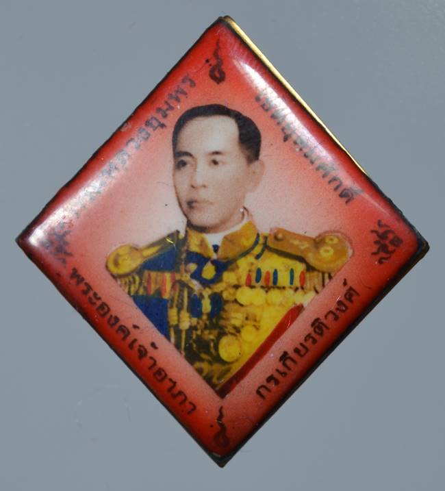 **ล็อกเก็ต บูรพาบารมี เสด็จเตี่ย หลวงพ่อรัตน์ วัดป่าหวาย เษกเดี่ยว ฉากแดง เลข 206 ต่ำกว่าจอง**