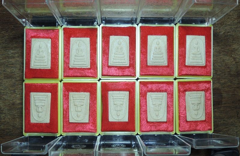 พระสมเด็จ122ปี วัดระฆัง ปี2537 พิมพ์ทรงเจดีย์ ด้านหลังปั้มตรายาง พร้อมกล่องเดิม