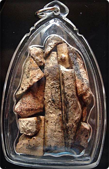 เปิดชิ้นส่วนพระกรุนาดูนหลายส่วนนำมาเลี่ยมรวมกันกรุ22กรุเก่าพุทธคุณสุดยอดเปิดแบ่งปันครับ