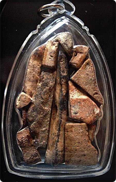 เปิดชิ้นส่วนพระกรุนาดูนหลายส่วนนำมาเลี่ยมรวมกันกรุ22กรุเก่าพุทธคุณสุดยอดเปิดแบ่งปันครับ