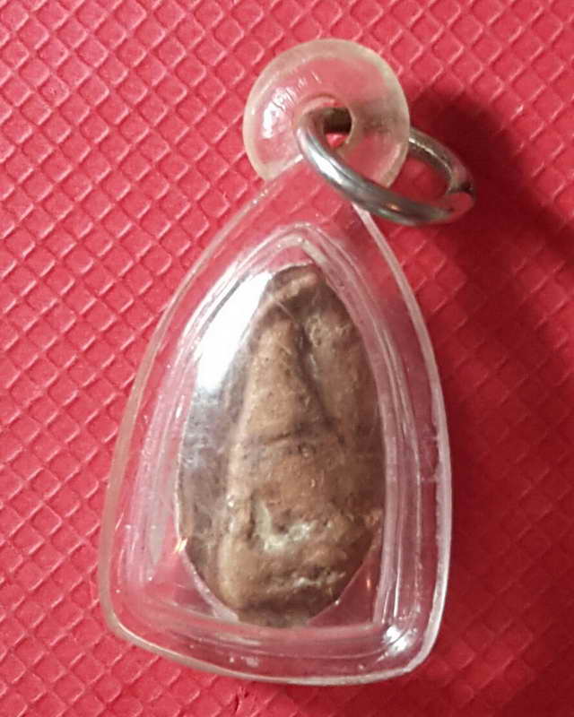 พระนางกำแพงพิมพ์หัวเรือเมล์กรุวัดเจดีย์กลางทุ่ง มีร่องรอยการถักลวดที่องค์พระ (เคาะเดียวแดง)