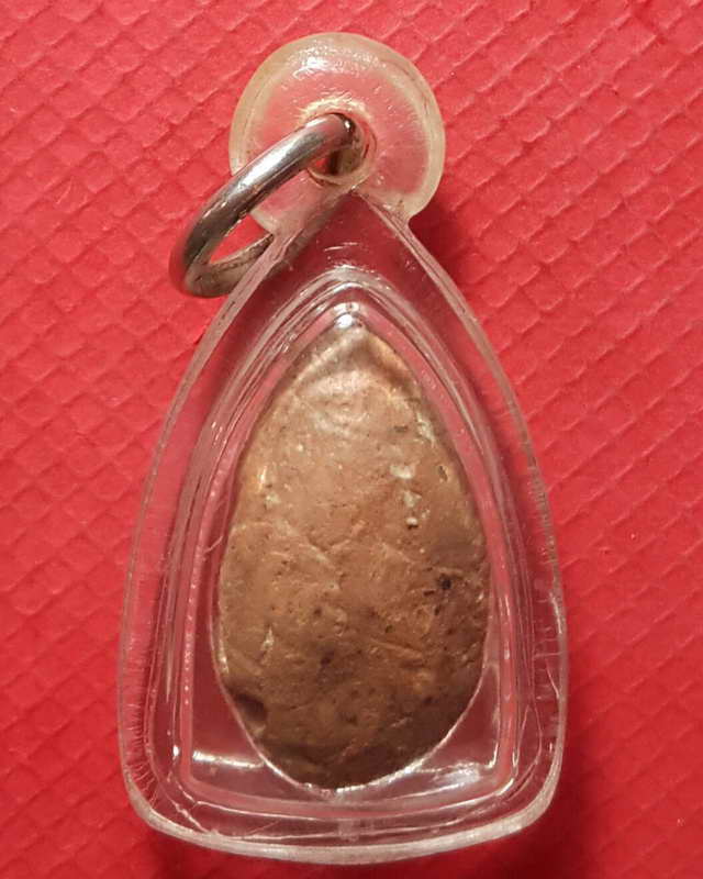 พระนางกำแพงพิมพ์หัวเรือเมล์กรุวัดเจดีย์กลางทุ่ง มีร่องรอยการถักลวดที่องค์พระ (เคาะเดียวแดง)