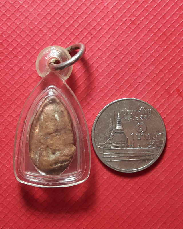 พระนางกำแพงพิมพ์หัวเรือเมล์กรุวัดเจดีย์กลางทุ่ง มีร่องรอยการถักลวดที่องค์พระ (เคาะเดียวแดง)