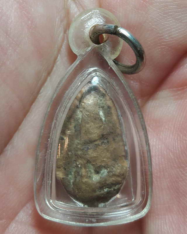 พระนางกำแพงพิมพ์หัวเรือเมล์กรุวัดเจดีย์กลางทุ่ง มีร่องรอยการถักลวดที่องค์พระ (เคาะเดียวแดง)