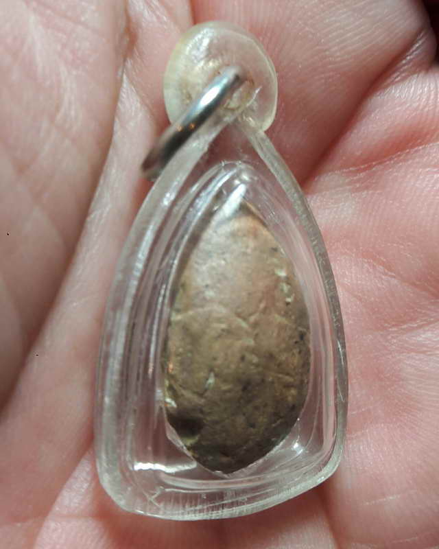 พระนางกำแพงพิมพ์หัวเรือเมล์กรุวัดเจดีย์กลางทุ่ง มีร่องรอยการถักลวดที่องค์พระ (เคาะเดียวแดง)