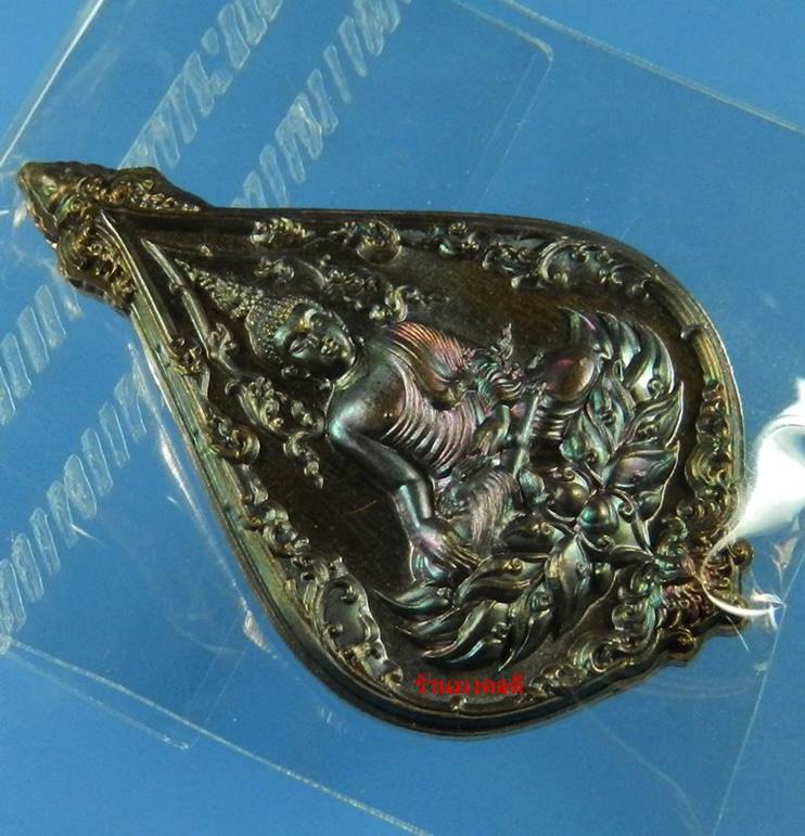 เหรียญพระพุทธมงคลชัย เนื้อทองแดงผิวรุ้ง  เจ้าคุณธงชัย วัดไตรมิตรวิทยาราม กรุงเทพ สภาพสวย No.137