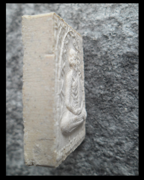 >> ถู ก แพงแดง เ ค า ะ เ ดี ย ว >> พระผงกิ่งไผ่ หลวงพ่อเกษม เขมโก ปี 2528