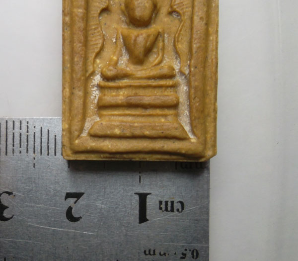 วัดใจครับ พระพิมพ์แหวกม่าน เนื้อผงน้ำมัน หลวงพ่อกวย สภาพเก็บในกล่องอย่างดี พระสวยครับ ขนาด2*3cm