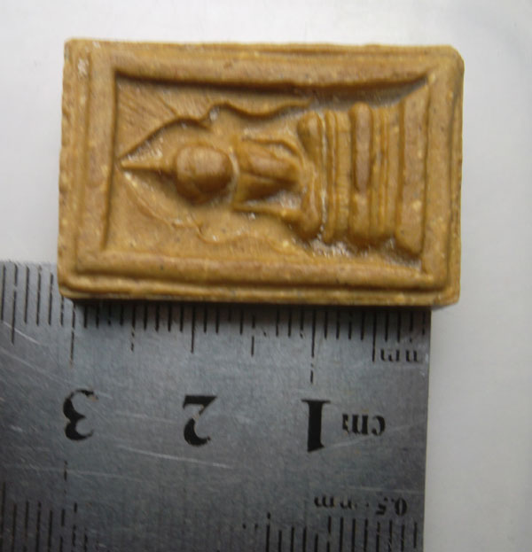 วัดใจครับ พระพิมพ์แหวกม่าน เนื้อผงน้ำมัน หลวงพ่อกวย สภาพเก็บในกล่องอย่างดี พระสวยครับ ขนาด2*3cm