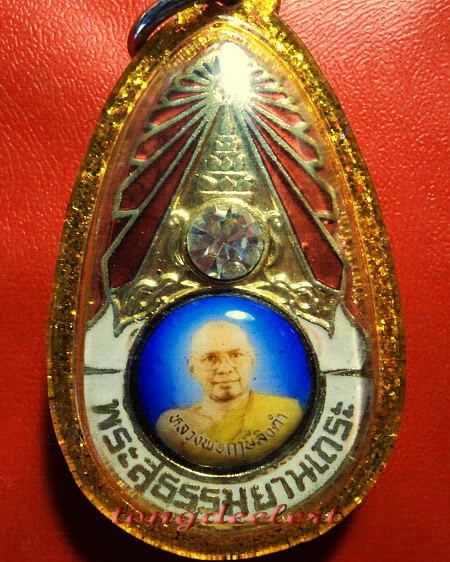 ล็อกเก็ตเข็มกลัดมงกุฎเพชรหลวงพ่อฤาษีลิงดำ วัดท่าซุง จ.อุทัยธานี สวยมากค่ะ