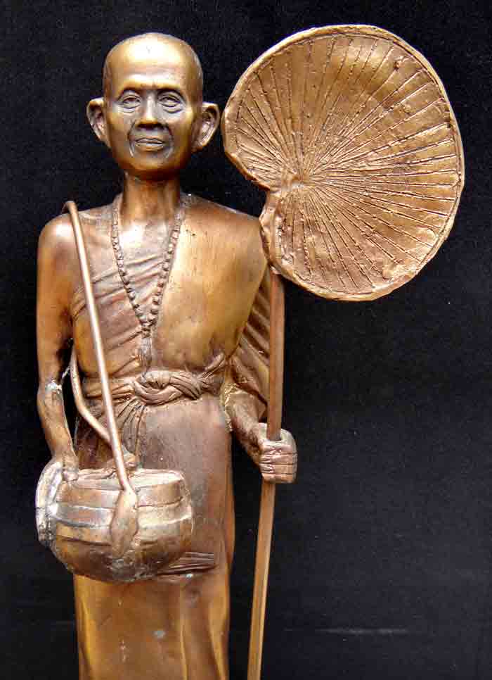 พระบูชาครูบาเจ้าศรีวิชัยยืนถือไม้เท้า ถือบาตร ฐาน 3.5 นิ้ว สูง 13 นิ้ว เนื้อทองเหลือง ผิวหิ้งเดิมๆ