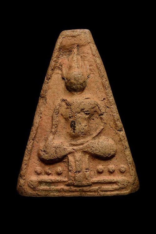 พระพิมพ์นางพญาฐานผ้าทิพย์เนื้อดินหลวงพ่อขัน วัดนกกระจาบ จ.อยุธยา จัดสร้างประมาณปี 2460