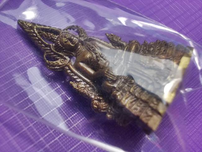 พระพุทธชินราช รุ่นปิดทอง ปี 2547 พิมพ์ใหญ่ เนื้อขันลงหิน(สัมฤทธิ์) หมายเลข 838