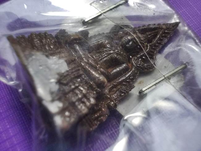 พระพุทธชินราช รุ่นปิดทอง ปี 2547 พิมพ์กลาง เนื้อเหล็กน้ำพี้