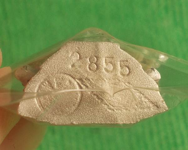 พระพุทธชินราช ลอยองค์ รุ่นปิดทอง เนื้อเงินพ่นทราย พิมพ์กลาง ปี 2547 หมายเลข 2855