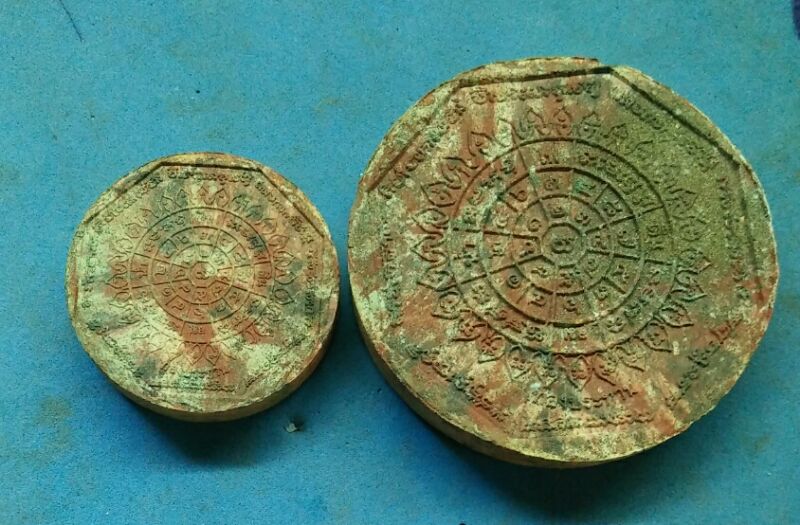 พระผงหลวงพ่อโสธร รุ่นทองประทานสวยๆ2องค์พร้อมกล่องครับ