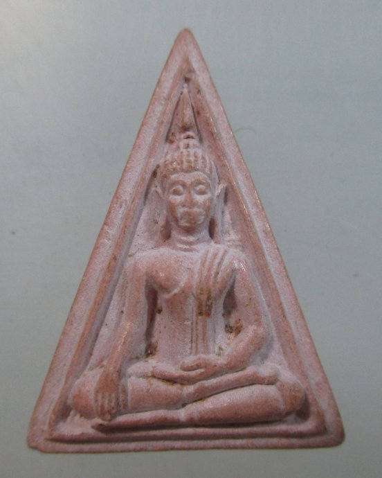 ๒๐ พระนางพญา หลังยันต์เนื้อผง
