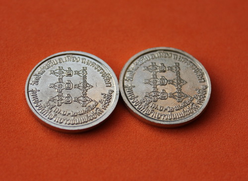 ((เคาะเดียวแดง)) เหรียญหลวงพ่อพุธ ฐานิโต จ.นครราชสีมา ทีเดียว 2 เหรียญ