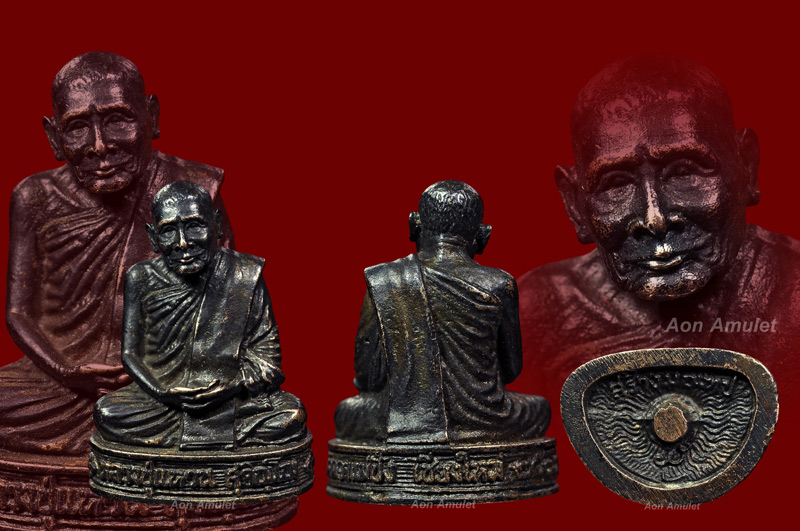 รูปหล่อเนื้อนวโลหะ รุ่น สร้างมณฑป หลวงปู่แหวน สุจิณฺโณ วัดดอยแม่ปั๋ง พศ.2526