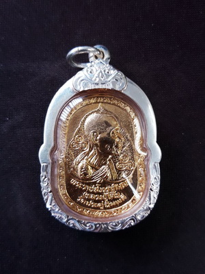 เหรียญหลวงปู่โต๊ะ ออกวัดศีลขันธาราม ปี 2523 เลี่ยมกรอบเงินแท้เหรียญสวยคมชัดผิวเดิมๆครับ