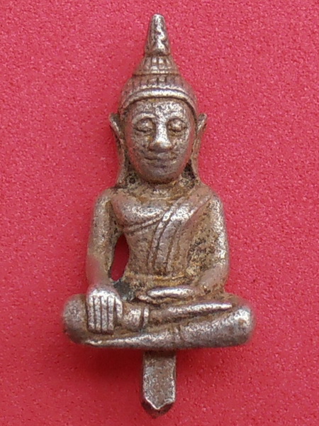 พระยอดธง เนื้อเงิน ไม่ทราบที่ ขนาด10X20 มม.(ความสูงจากเข่า)