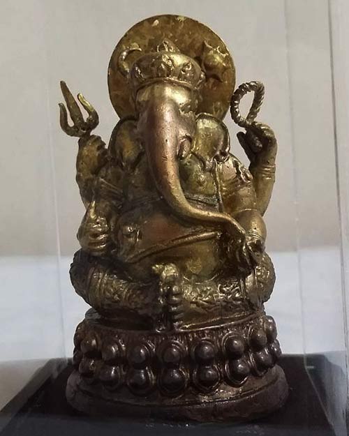 องค์บูชา พระพิฆเนศ เนื้อโลหะผิวสีน้ำผึ้ง พร้อมครอบแก้ว ขนาดหน้าตัก 2 นิ้ว