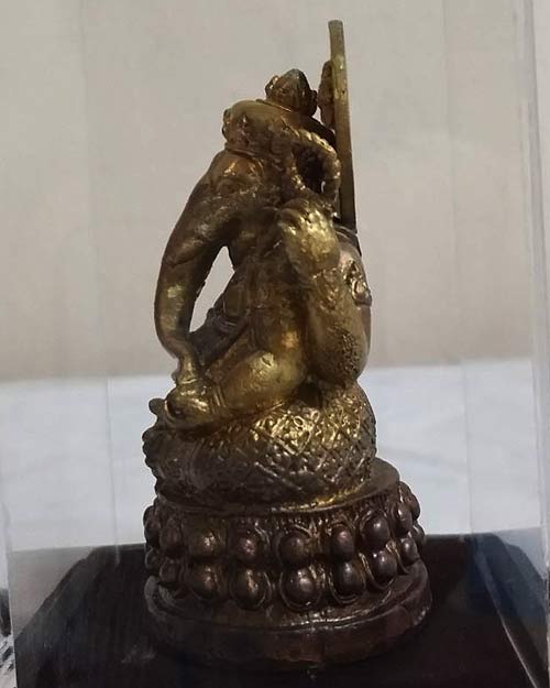 องค์บูชา พระพิฆเนศ เนื้อโลหะผิวสีน้ำผึ้ง พร้อมครอบแก้ว ขนาดหน้าตัก 2 นิ้ว
