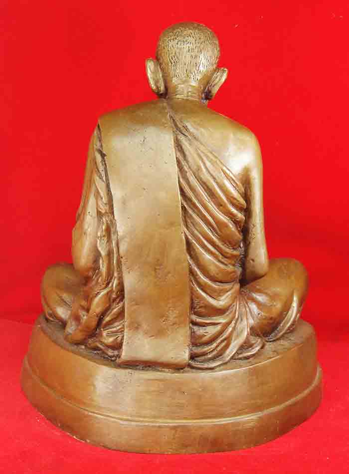 หลวงปู่ขาว อนาลโย วัดถ้ำกลองเพล จ.หนองบัวลำภู พระบูชาขนาด 7 นิ้ว สูง 10.5 นิ้ว เนื้อทองเหลืองรมน้ำตา