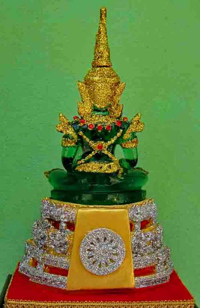 พระแก้วมรกต พิมพ์ทรงเครื่องฤดูร้อน พิมพ์งานสมโภชน์ 200 ปี กรุงรัตนโกสินทร์ สวยงามมาก ขนาดหน้าตักกว้า