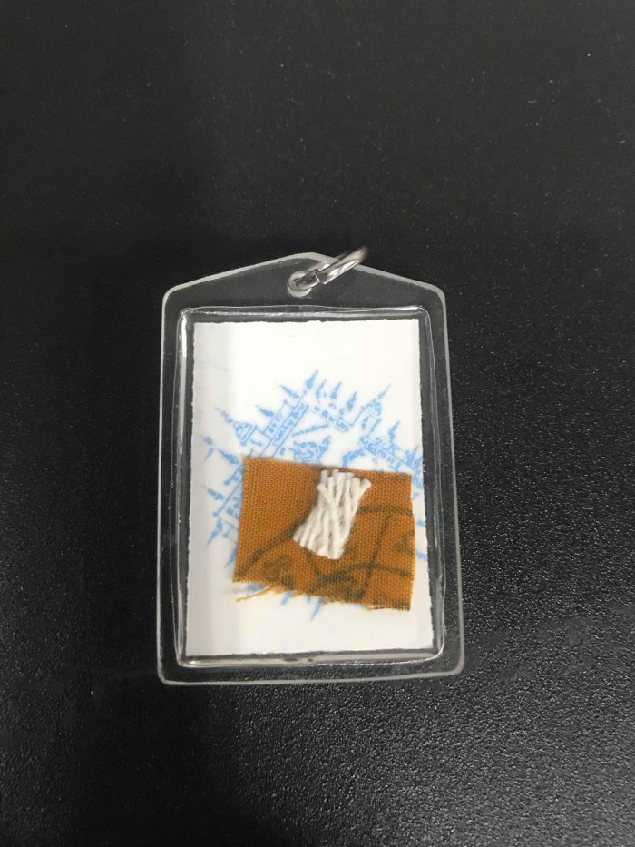 รูปถ่ายมงคลถาวร หลังปั้มยันต์ราชสีและจีวร สายสิญ